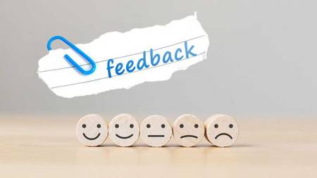 Quelle: Claudia Braun - canva ausgerissender Zettel auf dem in blau Feedback steht. Darunter 5 Smileys von breitem Grinsen bis zu nach untern gezogenen Mundwinkeln