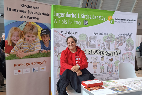 Angelika vor den Plakaten zu Ganztag